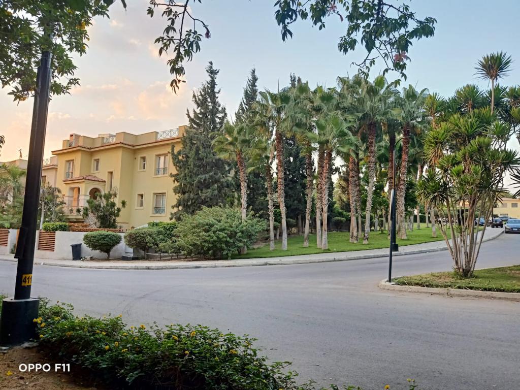 بنتهاوس - روف ٣٣٠متر في القطامية هايتس تشطيب كامل الدور الثالث