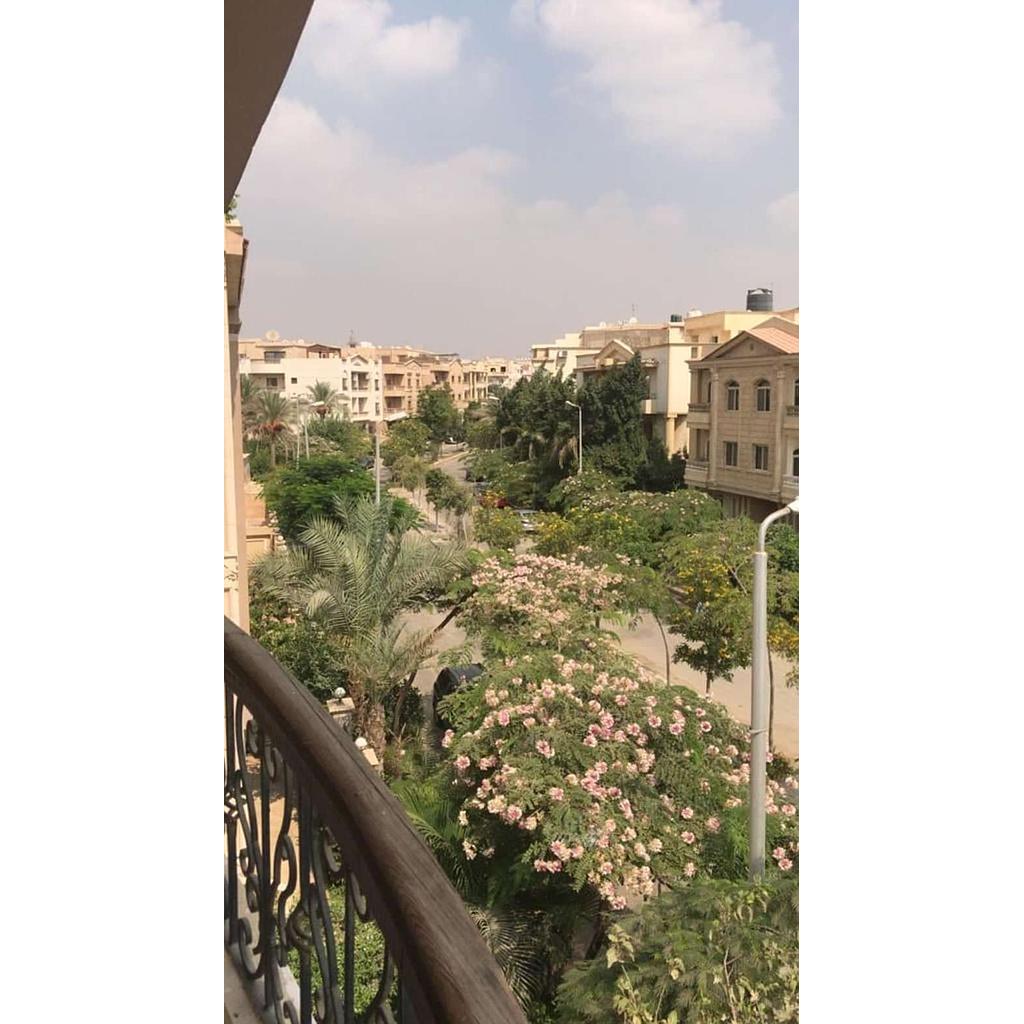 شقة ٢٠٠متر في التجمع الخامس تشطيب كامل  الدور الثاني