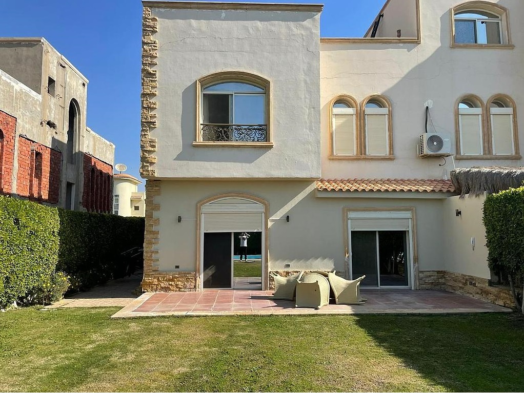 توين هاوس ٣٢٥متر في الشروق 2000 تشطيب كامل