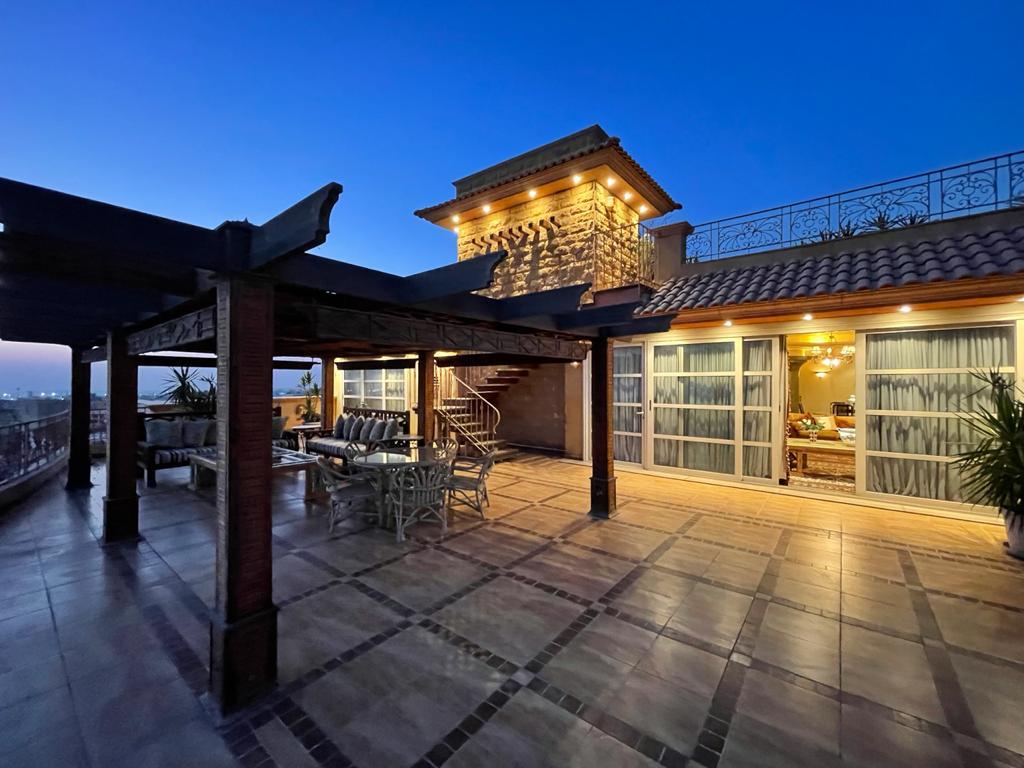 بنتهاوس - روف ٢٥٠متر في التجمع الخامس تشطيب كامل الدور روف