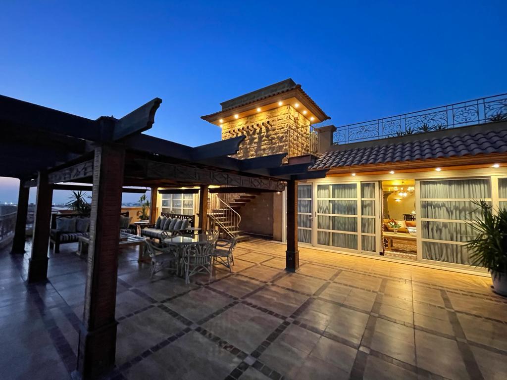 Penthouse 250m2 in Katameya Heights Fully Finished Roof floor