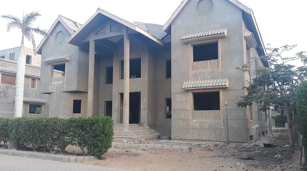 فيلا ٢١٠٠متر في الشروق طوب احمر
