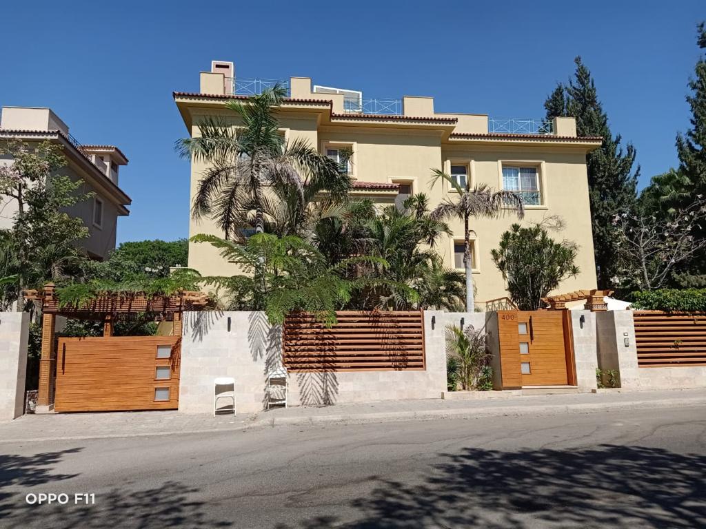 شقة ٢٥٠متر في القطامية هايتس تشطيب كامل  الدور أرضي