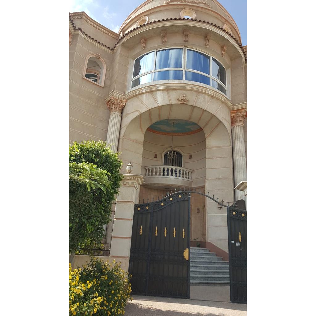 مكتب ٣٠٠متر في الحى الثانى - التجمع الخامس تشطيب كامل  الدور الأول